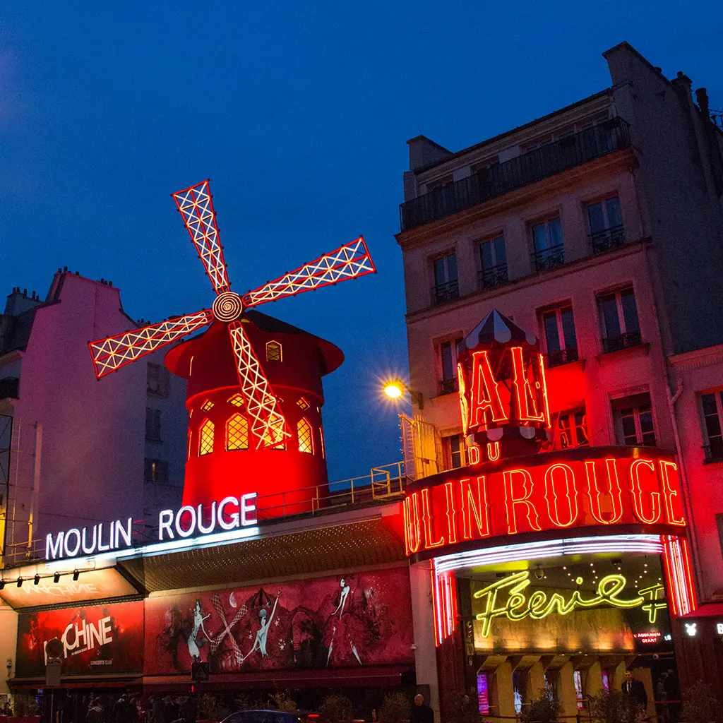 Paryż po zmroku: magia kabaretu Moulin Rouge