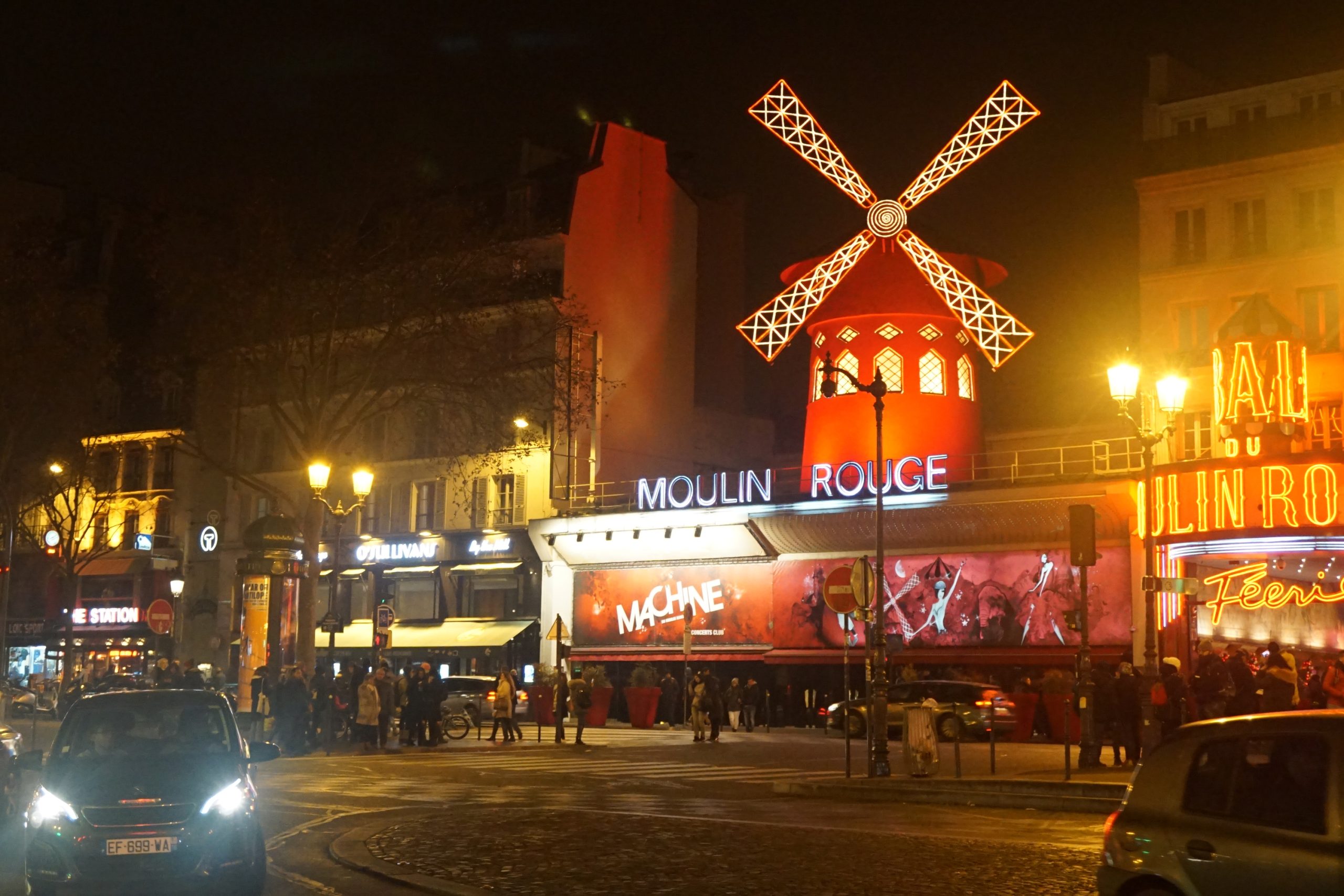 Moulin Rouge nocą