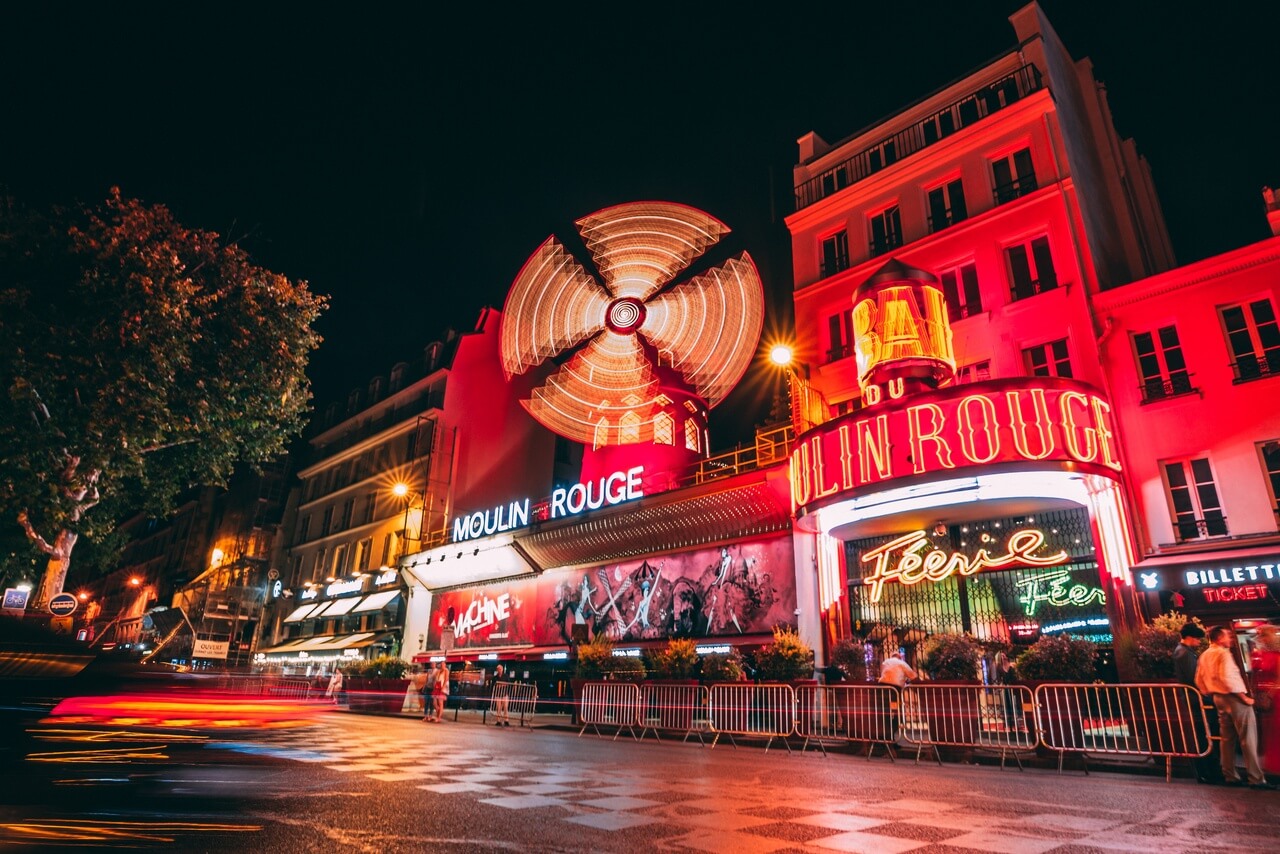 Moulin Rouge w Paryżu - noc